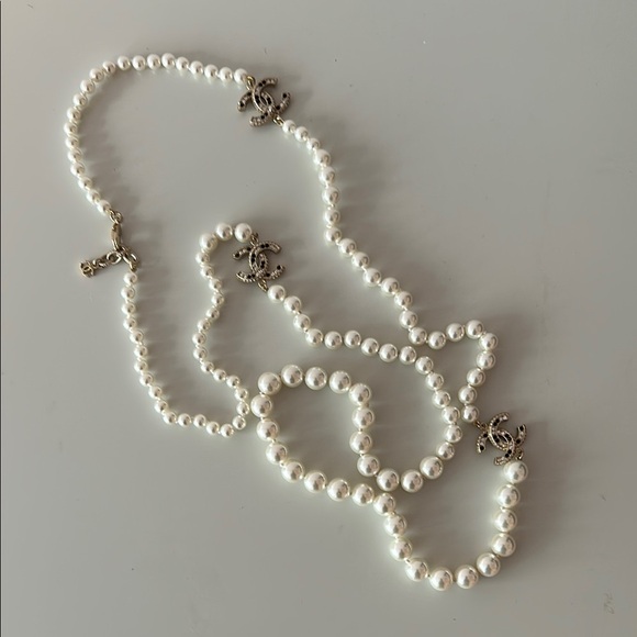 Chanel long costume pearl necklace with CC logo charms - Picture 1 of 7